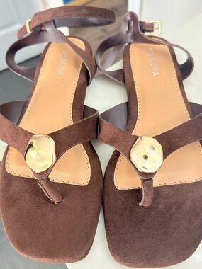 TOP Moda Brown Suede Thong Sandals with Gold Accent